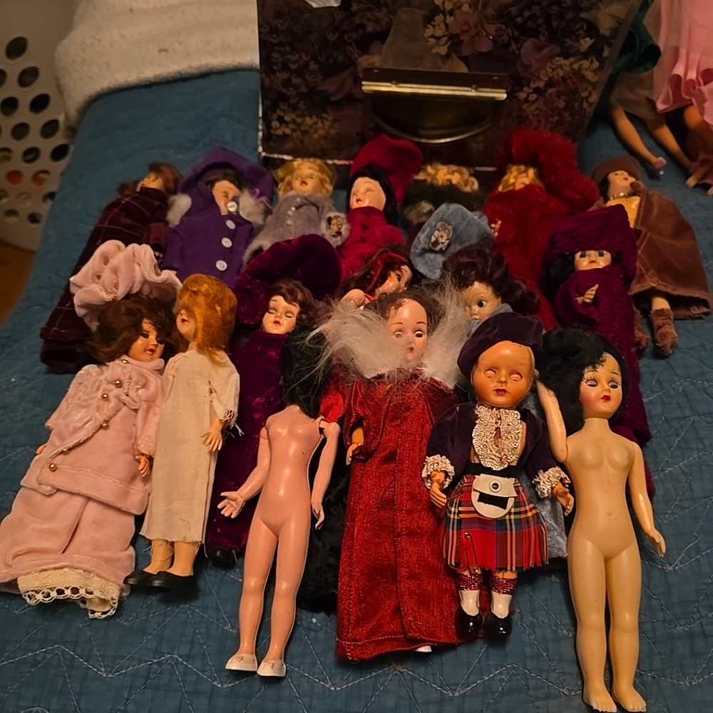 18 Vintage plastic Fashion Dolls.